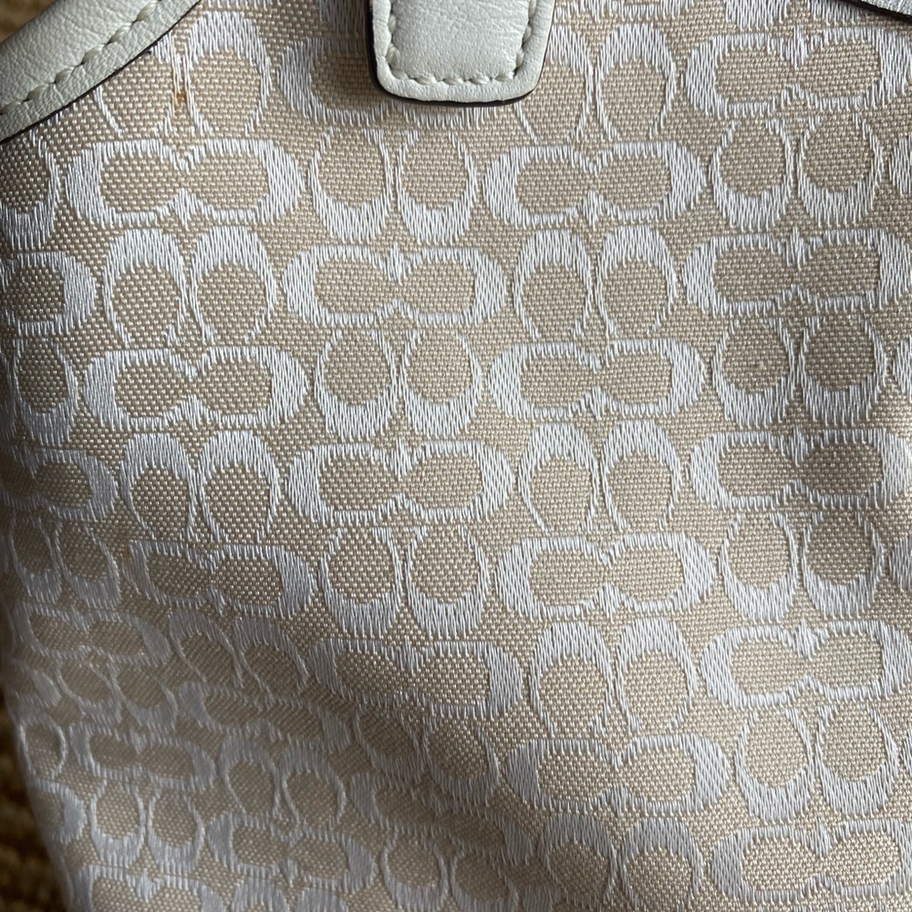 Coach white leather cream jacquard mini soho signature shoulder bag w/ dust bag. - Picture 4 of 9